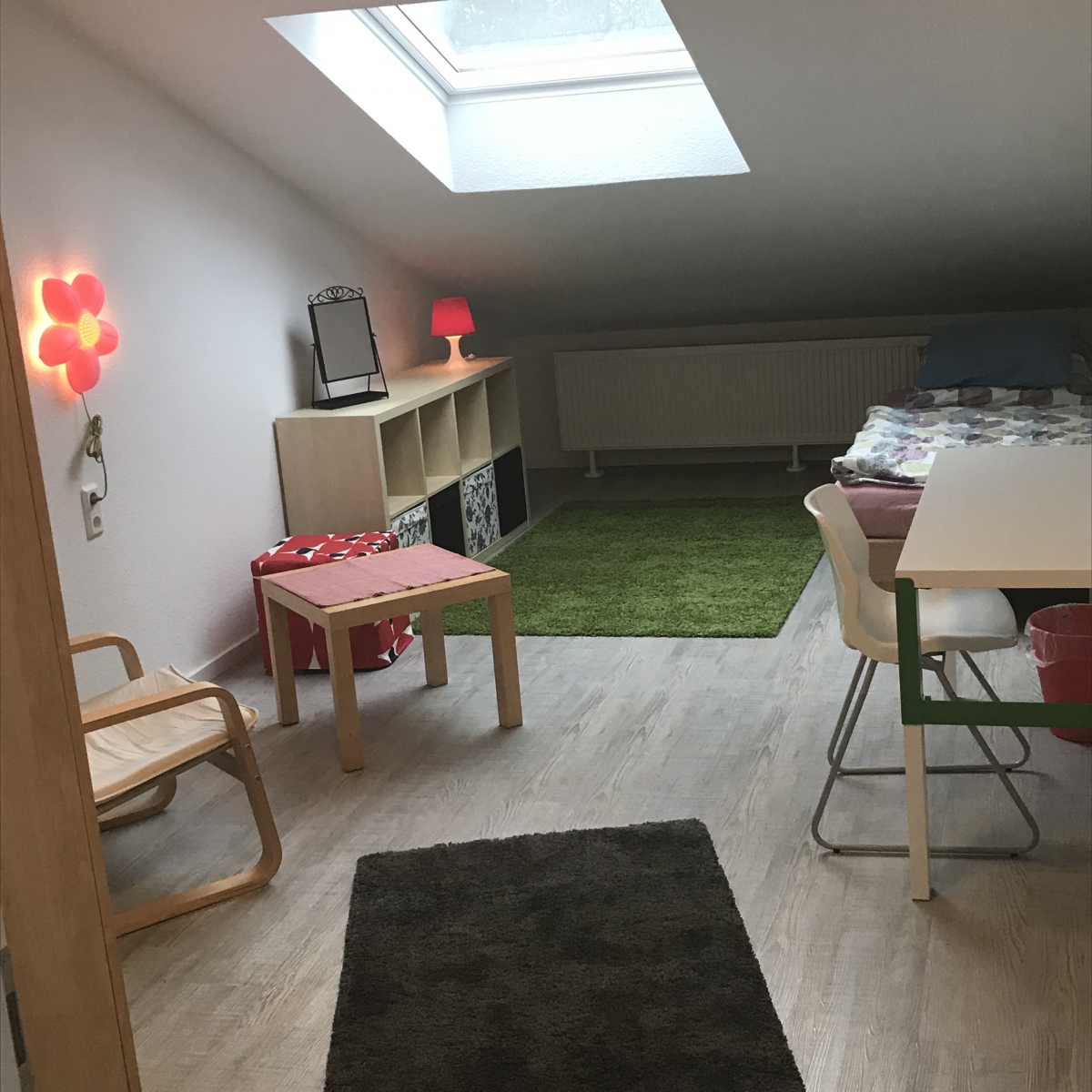 Nach unserer Renovierung sehen Sie hier ein neues Jugendzimmer. Jeder Bewohner hat nun ein Einzelzimmer.